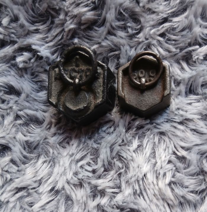 2 Anciens Poids hexagonaux en fonte *1 hectog + 50g - photo numéro 5