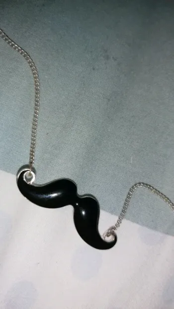 Collier moustache