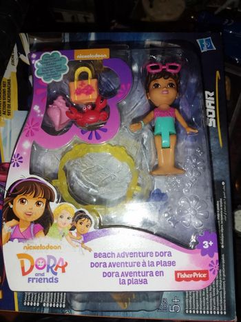 Figurine dora a la plage