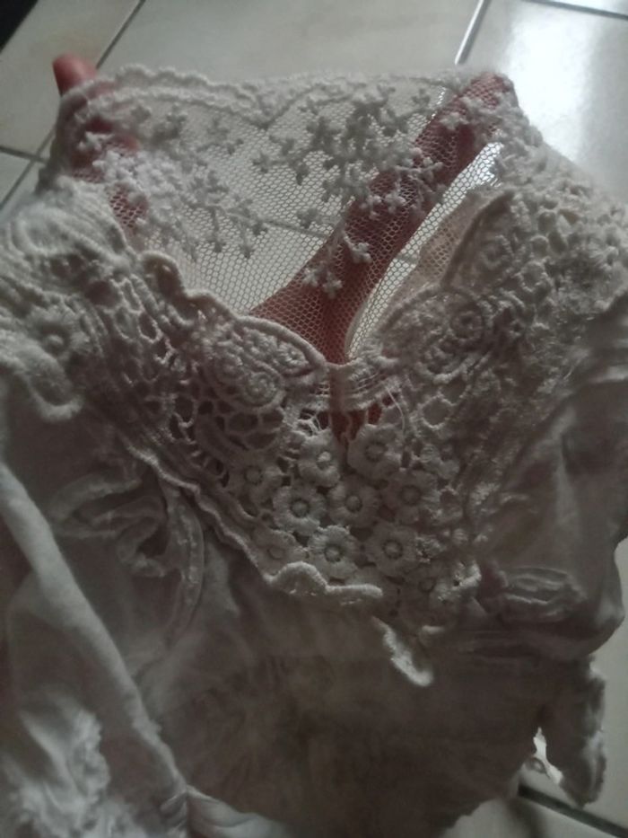 Très jolie robe à dentelle fleurie - photo numéro 3
