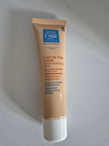 Fond de teint Eye Care beige doré
