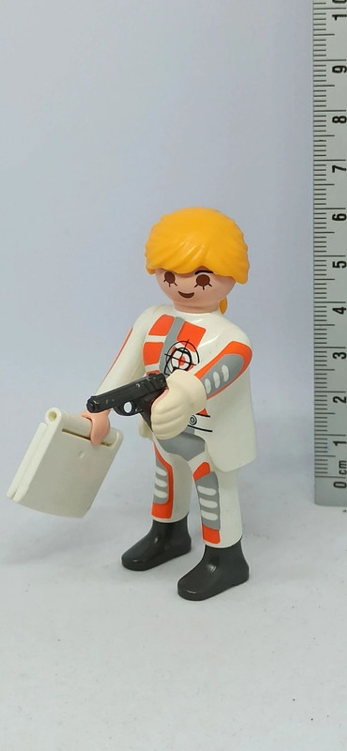 Femme top agent secret avec habits et ordinateur blancs playmobil