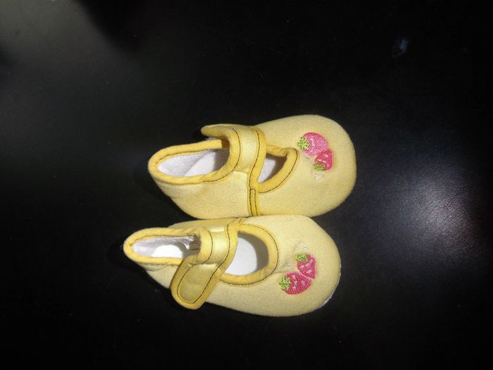 Chaussons jaune Taille 17