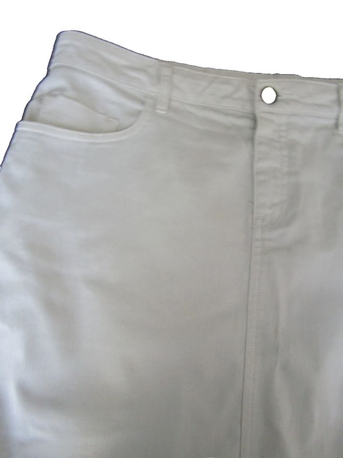 jupe courte en jeans marque kiabi pas de taille indiquée mais convient a une taille 44/46 - photo numéro 3