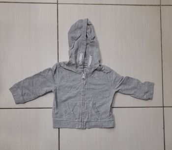 Gilet 9 mois 
Très bon état 