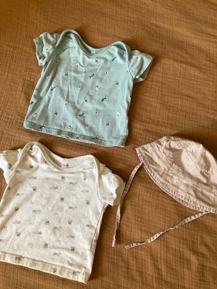 Lot bébé 2 tee shirts 1 mois + chapeau