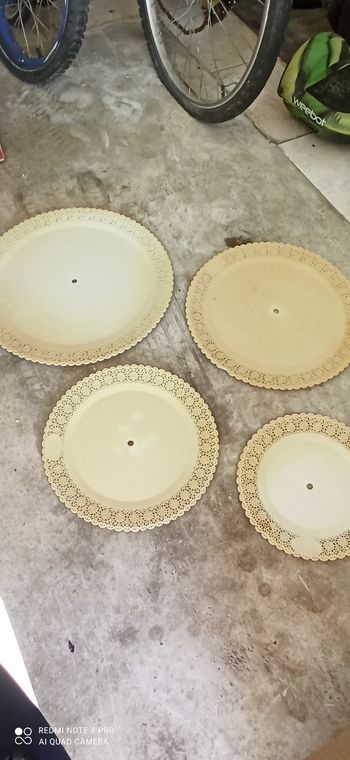 4 plateaux en plastique