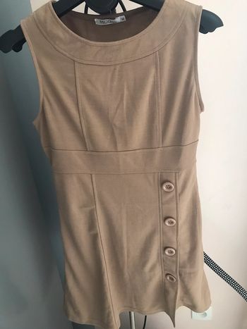Robe sans manches avec gros boutons