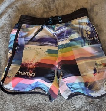 Short garçon convient pour aller à la piscine