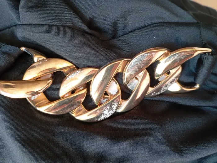 Robe courte noire avec ceinture dorée taille 38 - photo numéro 5