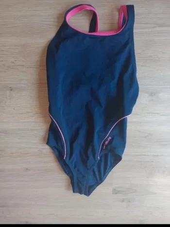 Maillot de bain bleu marine liseret rose nabaiji 8 ans