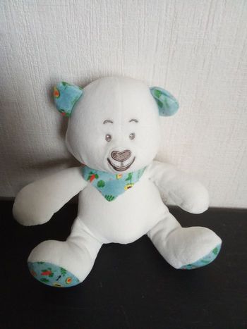Doudou ours  marque mustela blanc , bleu motif pattes,foulard