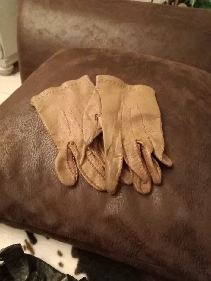 Pair de gants en cuir vintage