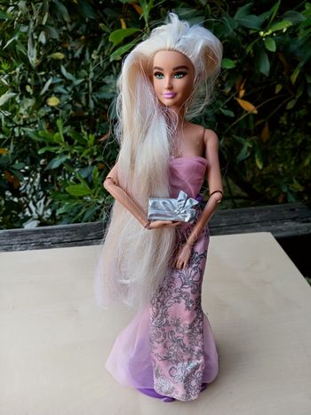 Barbie influenceuse canon yeux verts cheveux extras longs blonds platine