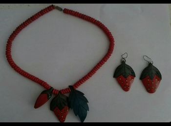 Collier et boucles d'oreilles fraises