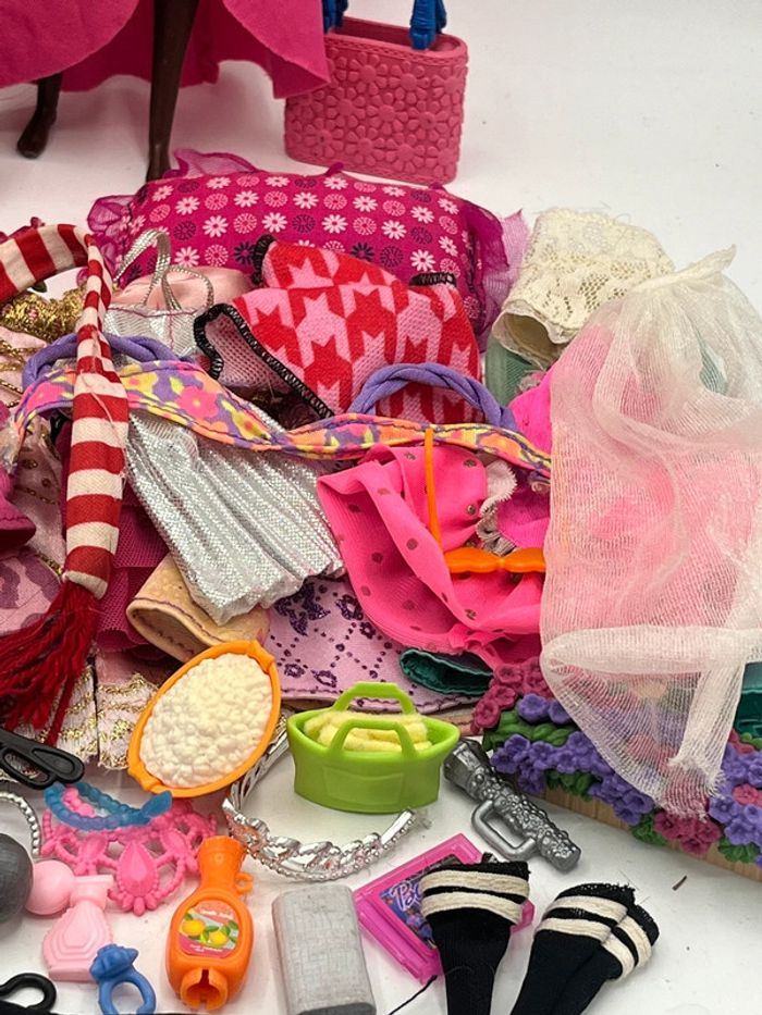 Lot 1 barbie+ 1ken + ariel, 20 vêtements et accessoires - photo numéro 5