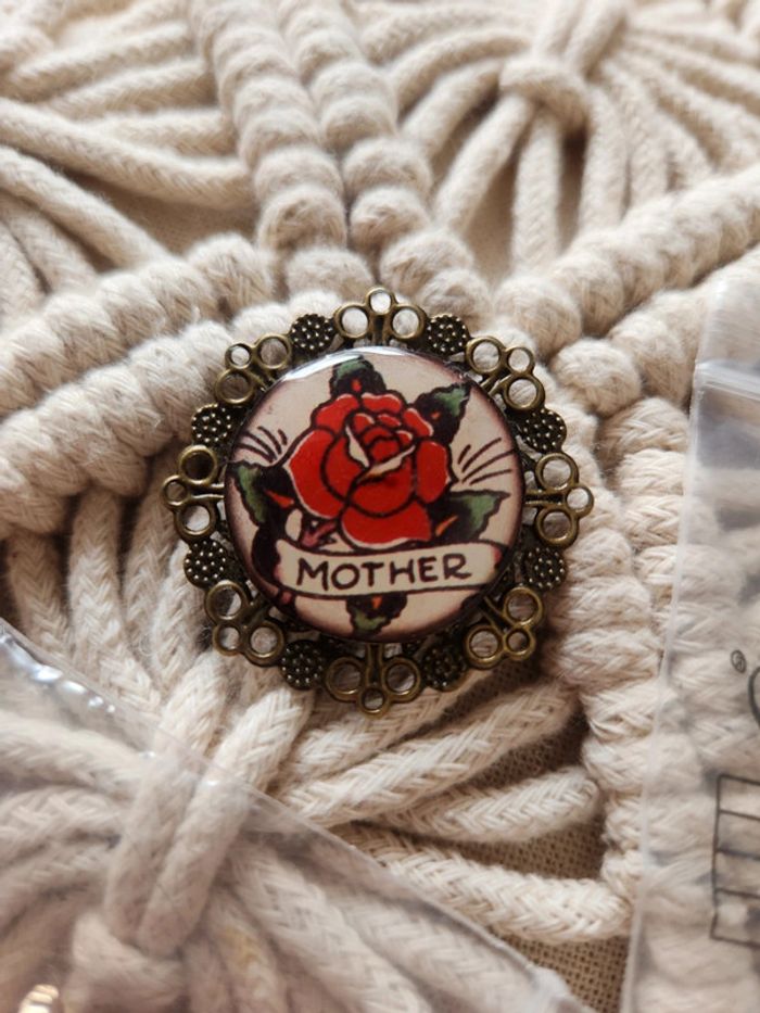 Lot broche et pins Mother love - photo numéro 2