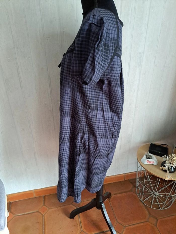 Robe violette et noire - photo numéro 3