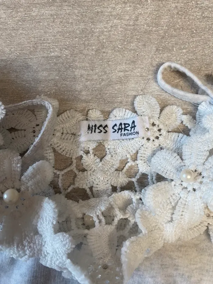 Top gris perle avec dentelle florale blanche – effet épaules dénudées - photo numéro 3
