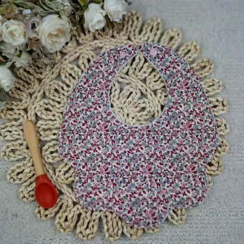 Bavoir forme fleur motif petit liberty 1