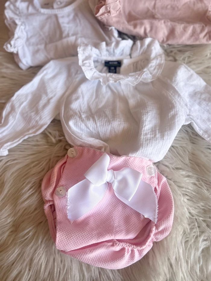 Fille 👧🏻 Lot fille 1 mois été - 3 debardeurs/1 tshirt/1 bloomer + lot de pantalon a donner - photo numéro 4