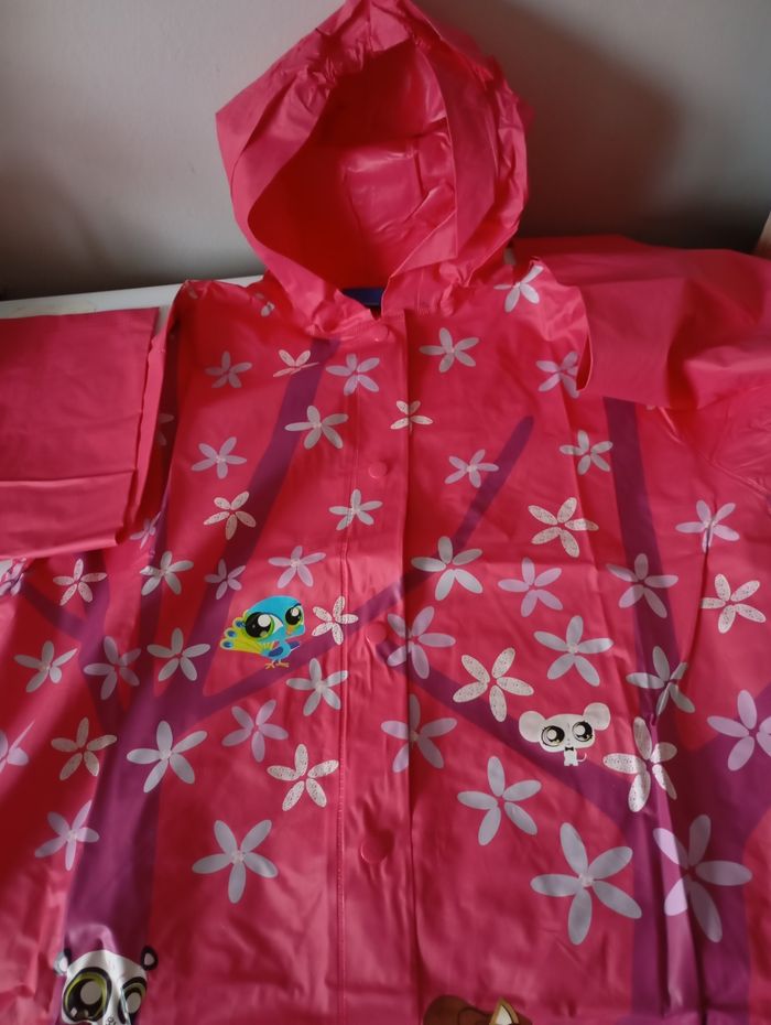 Imperméable ciré. 8!ans . Vinyl Rose et imprimé petshop. Très bon état