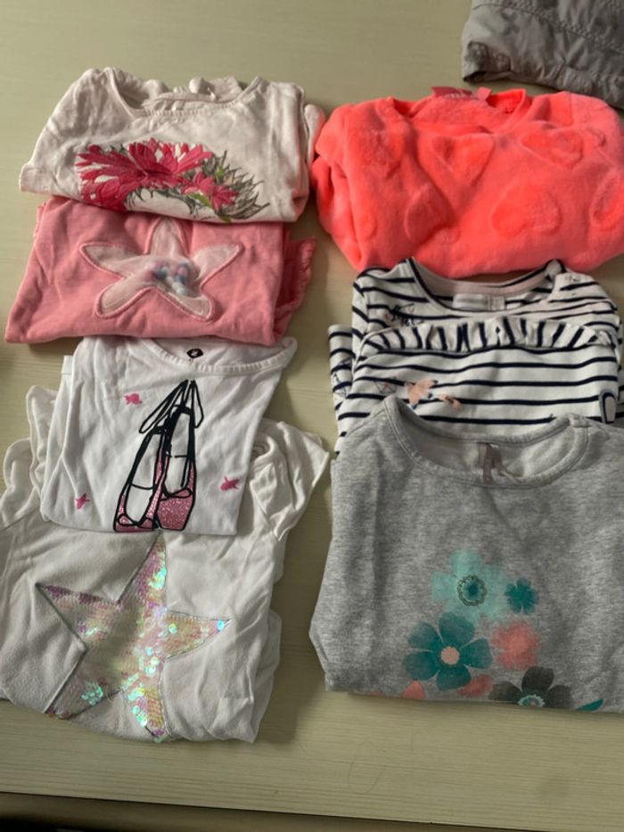 Lot filles 3 pulls et 4 tee shirt