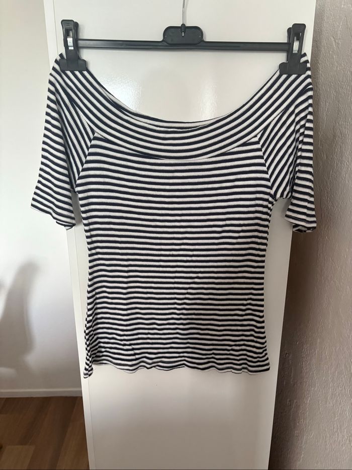 top épaule dénude à rayure