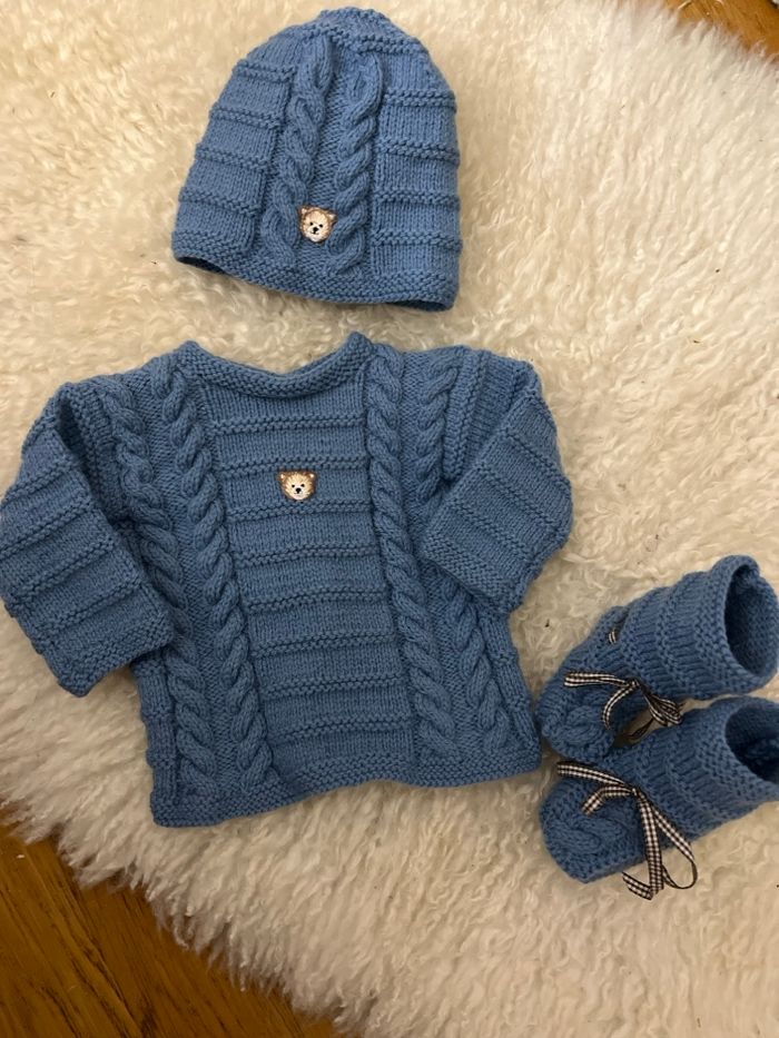 Ensemble layette, brassière, bonnet et chaussons en laine