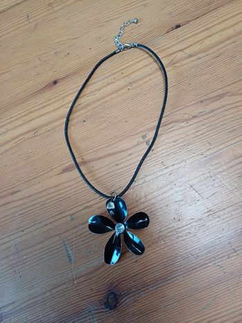 Collier fleur noire