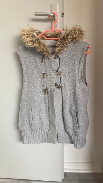 Gilet sans manches gris avec capuche