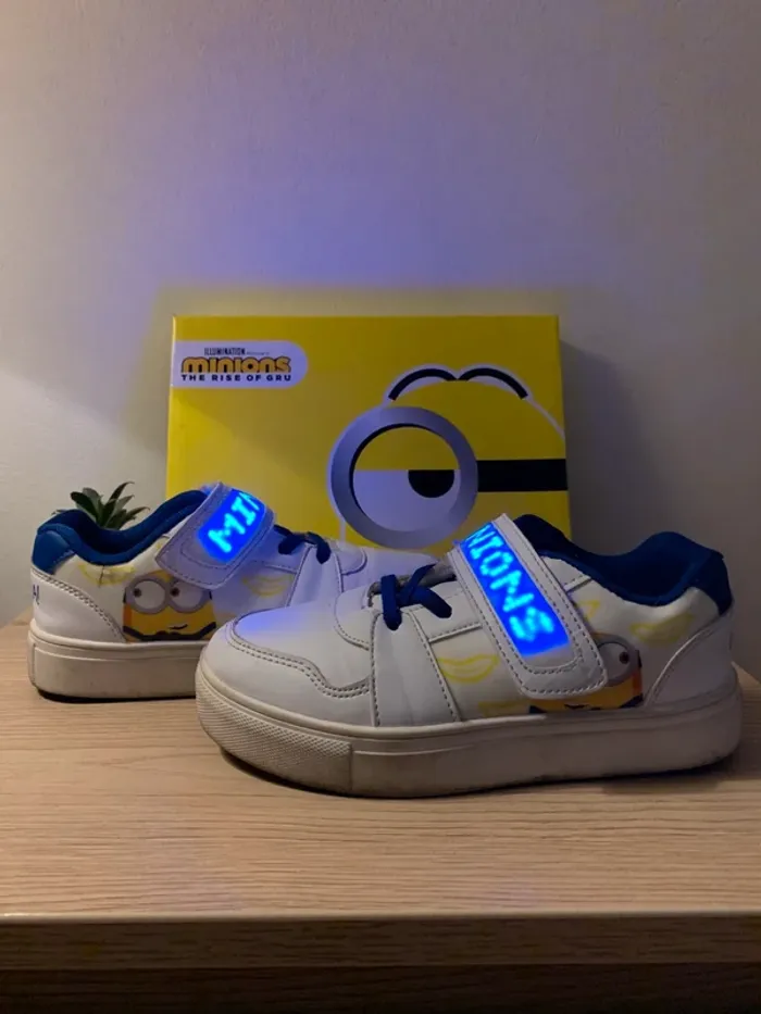 Chaussure les minions d’enfant, clignote, taille 31, - photo numéro 2