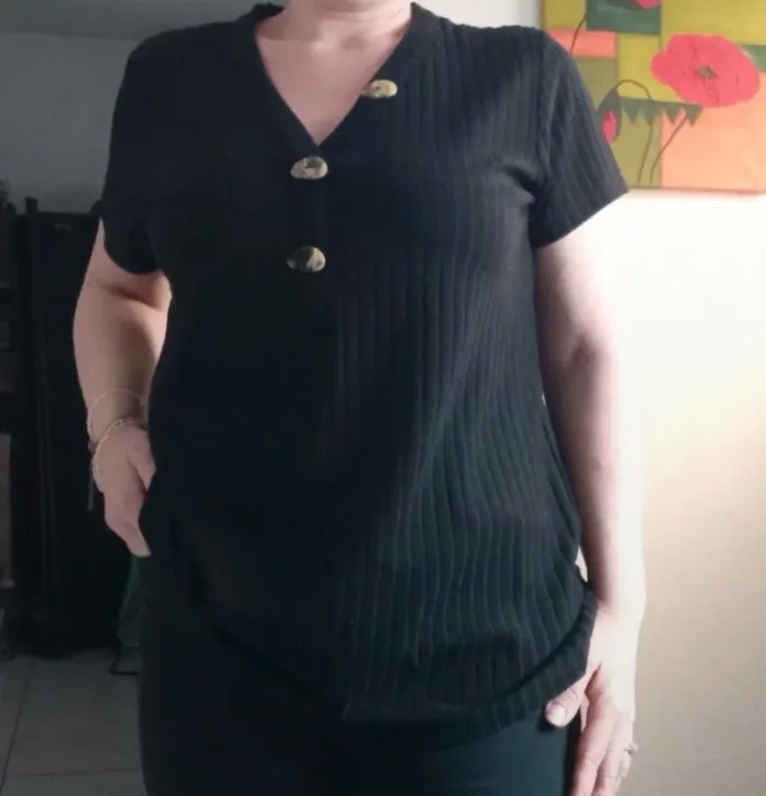Superbe Tee-shirt noir léger simple à porter taille M