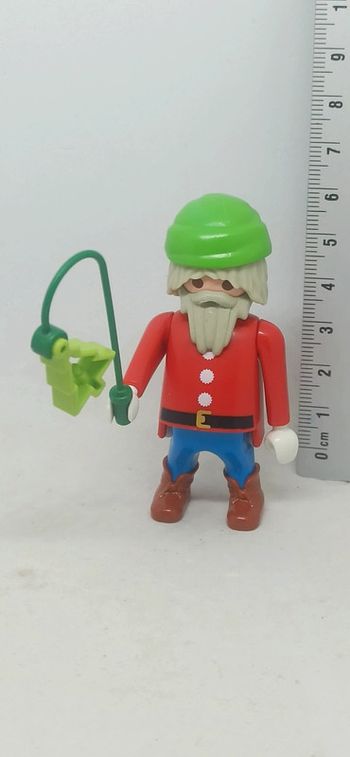 Homme vieux lutin du père Noël avec bonnet vert