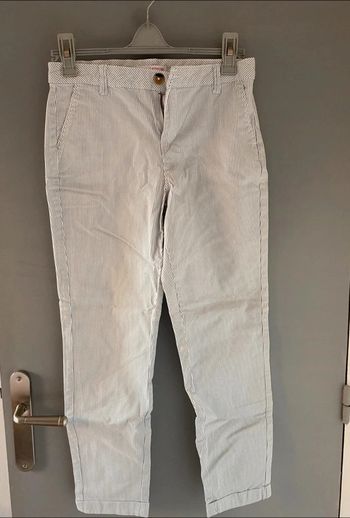 Pantalon rayé blanc et bleu ciel