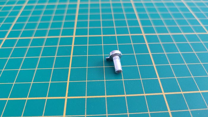 Axe de roue abimé pièce miniature Bburago Burago Ferrari 250 Testa Rossa 1957 1/18 1/18e #C19 - photo numéro 2