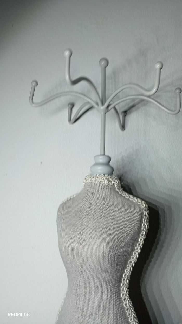 Porte bijoux tissu et bois, tête rotative métal, - photo numéro 5