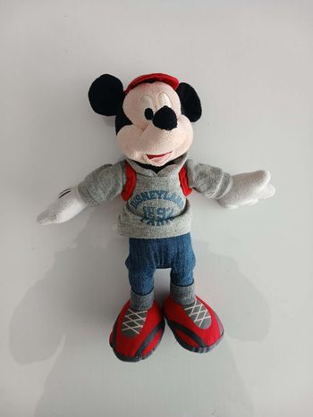 Peluche Mickey Mouse - Disneyland Paris - Tenue Streetwear & Sac à dos