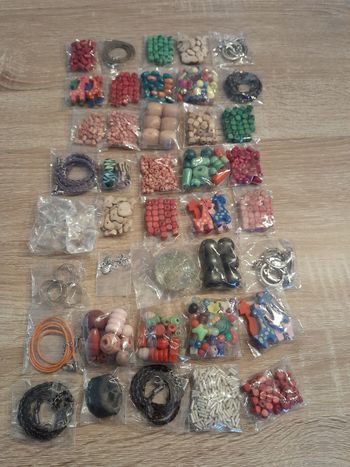 Lot de 40 sachets de perles et accessoires