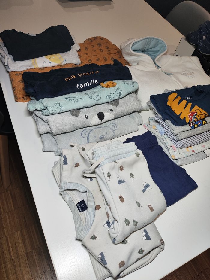 Lot vêtements enfant bébé 18 mois - Veste hiver, body bodie, pyjamas, t-shirt, combinaison, pull, casquette, basket sandales chaussures, peignoir 12 18 24 - photo numéro 3