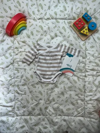 body manches longues beige et banc ouverture devant 1 mois