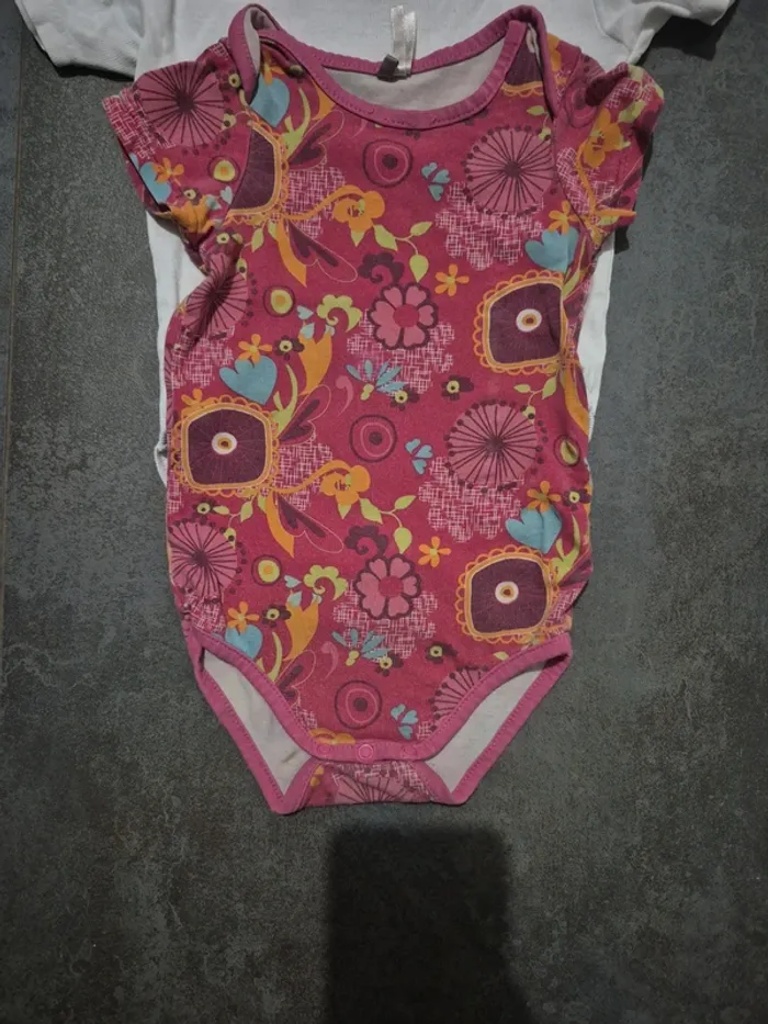 Lot 6 bodies manches courtes taille 12 mois bébé fille - photo numéro 4