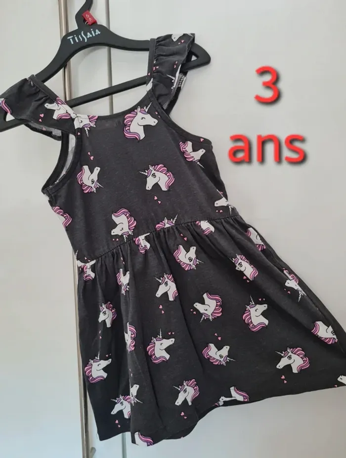 ● 3 ans ● Robe licorne