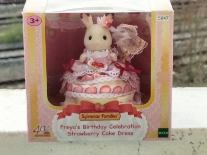 Freya en robe d'anniversaire