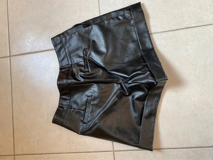 Short en similicuir noir - photo numéro 2