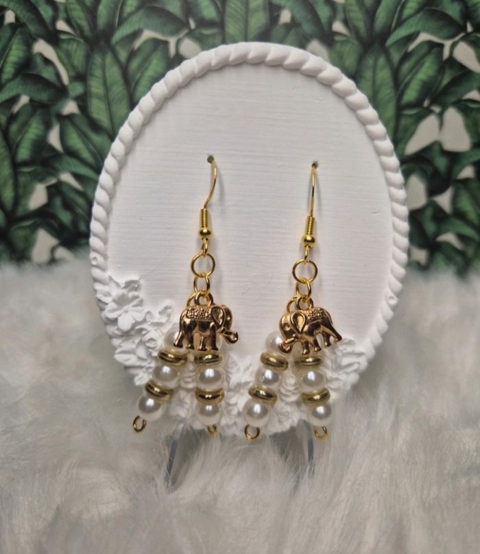 Boucles d’oreilles perles écru et doré et breloques éléphants 🦻🐘✨ #Bijoux #Créations #Éléphants - photo numéro 2