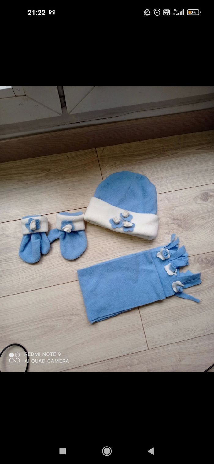 Ensemble bonnet, gants, écharpe