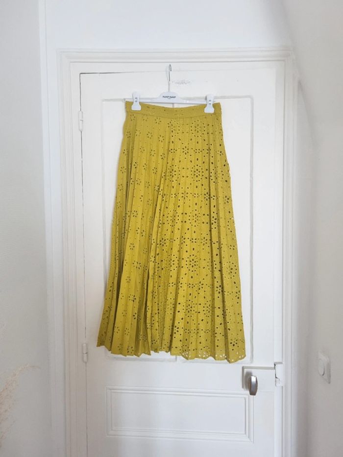 Jupe midi plissée broderie vert anis zara S neuve - photo numéro 4
