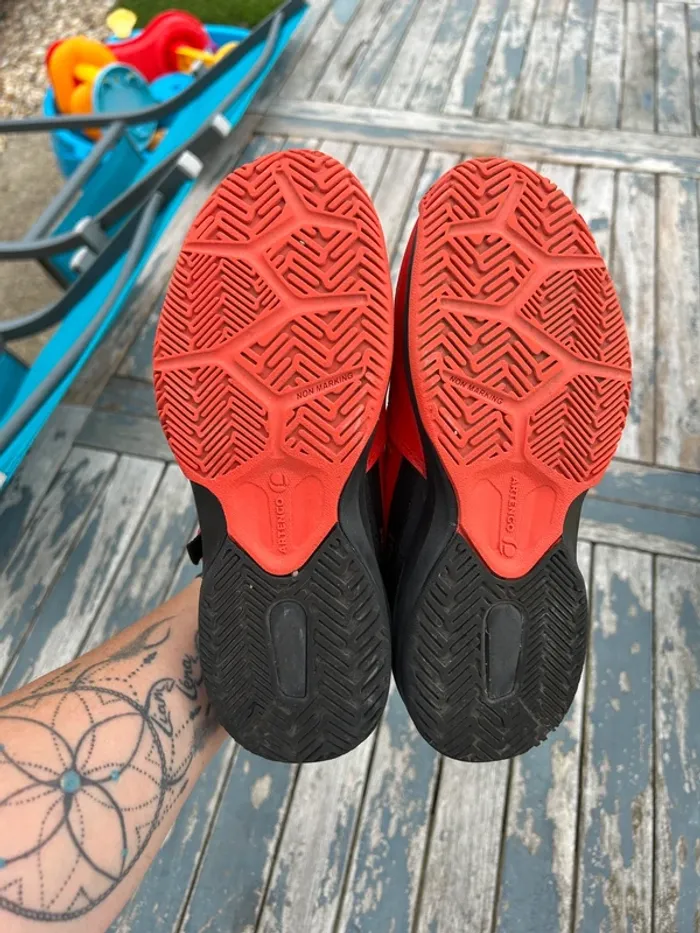 Baskets tennis Artengo noires et rouges 34 - photo numéro 4