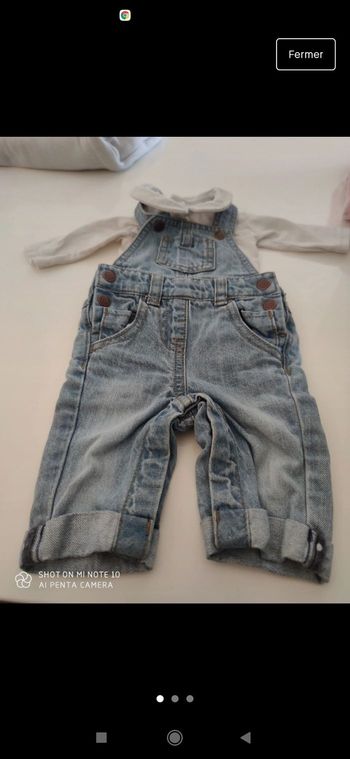 Salopette + t-shirt blanc.